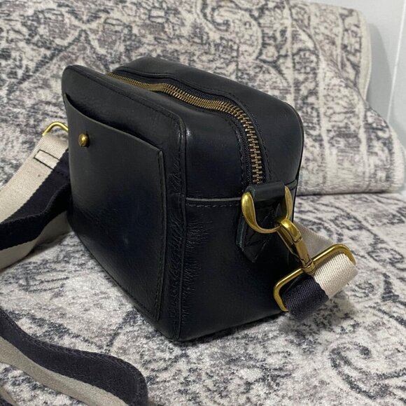 Madewell The Transport Camera Bag Crossbody in Black - Picture 5 of 8